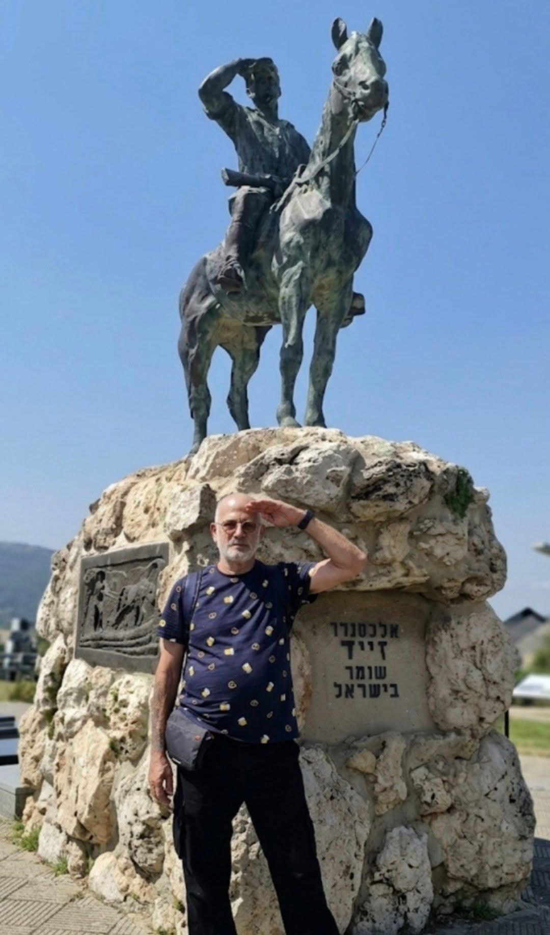 קובי פליישמן ליד פסל אלכסנדר זייד